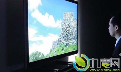 东芝展示55寸超大屏电视机 支持裸眼3D