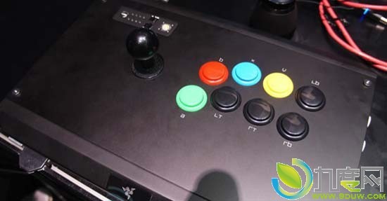 Razer为Xbox 360打造街机游戏摇杆