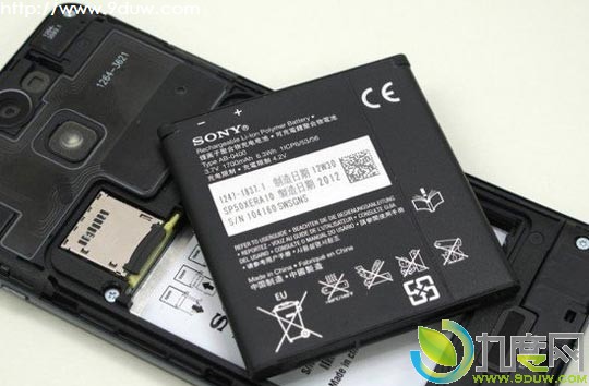 索尼720p和1300万像素摄像头防水旗舰手机Xperia V香港预售 定价3500元