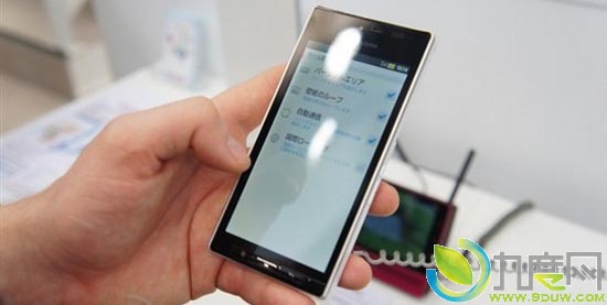 夏普展示裸眼3D+防水双核Android智能手机AQUOS SH-06D