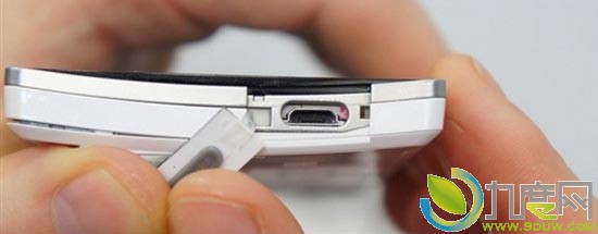 夏普展示裸眼3D+防水双核Android智能手机AQUOS SH-06D