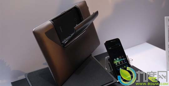 华硕发布手机平板二合一产品Padfone
