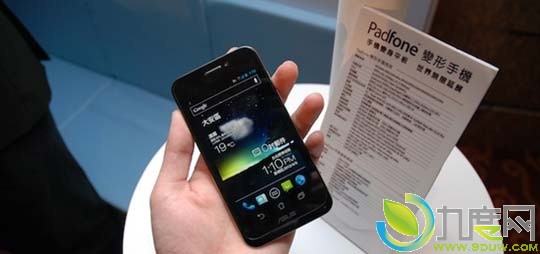 华硕发布手机平板二合一产品Padfone
