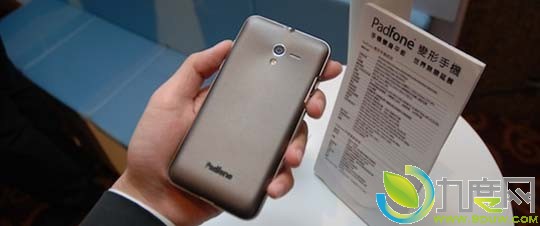 华硕发布手机平板二合一产品Padfone