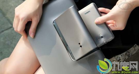 华硕发布手机平板二合一产品Padfone