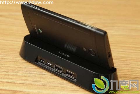 索尼4.6寸720p高清红色款Xperia ion（LT28i）香港上市 售价4100元