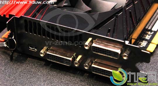 华硕展示双GTX 680 8GB GDDR5显卡