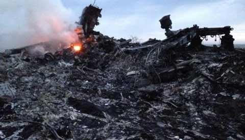 马来西亚MH17客机疑遭导弹击落 295人全遇难