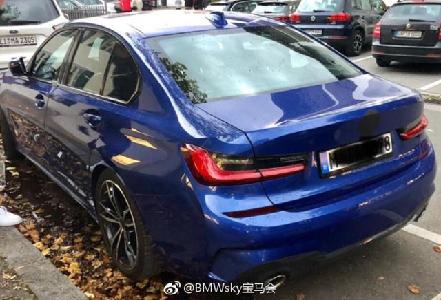 新一代宝马330i街头实拍：外观颜值大增！