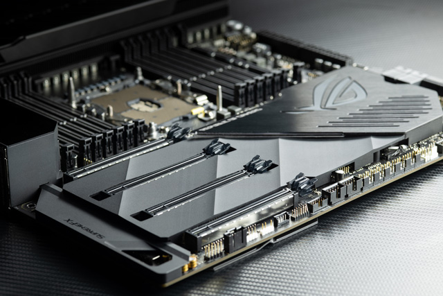 专配Xeon W-3175X！华硕发布ROG Dominus Extreme主板:32相供电+12条内存