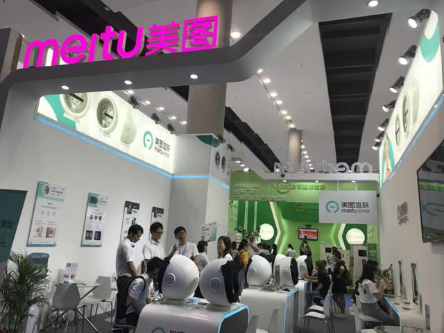 美图自主研发全景式AI皮肤检测仪