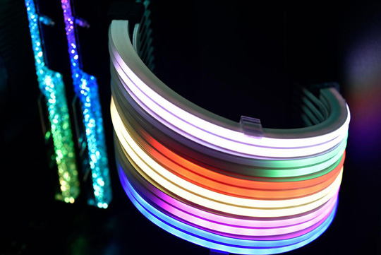 联力推出增强版Strimer PLUS RGB 8/24 Pin供电排线:120个RGB灯