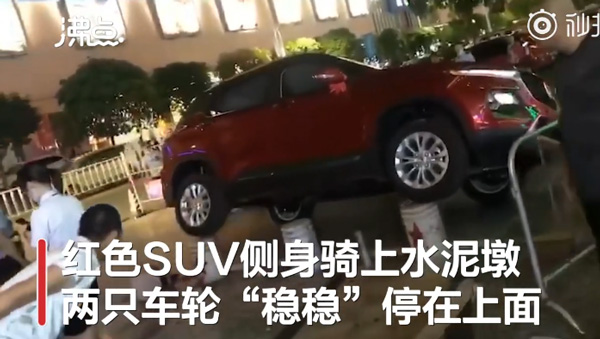 老司机自愧不如！女司机开上水泥墩“表演”蹦蹦车停车