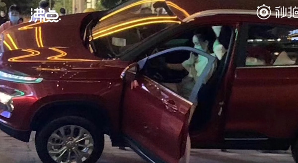 老司机自愧不如！女司机开上水泥墩“表演”蹦蹦车停车