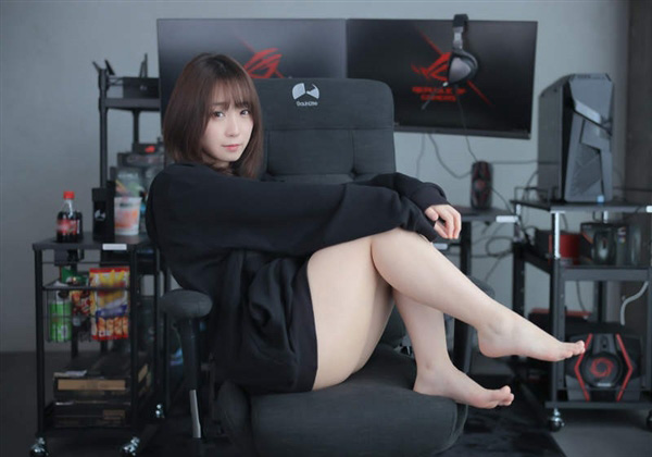 “最清纯胸器少女”！日本超人气Coser伊织萌代言电竞椅