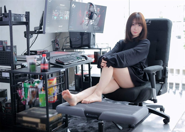 “最清纯胸器少女”！日本超人气Coser伊织萌代言电竞椅
