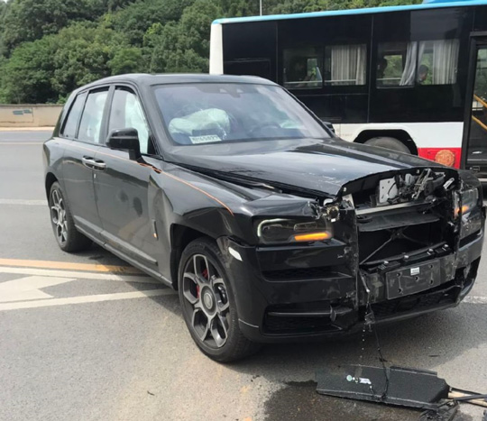 面包车撞上劳斯莱斯库里南Black Badge版：维修费估计高达200万