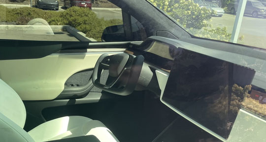 特斯拉Model X Plaid内饰照片曝光：采用Yoke方向盘、第二排配显示屏