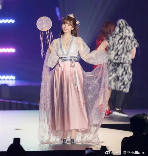 日本女星三上悠亚穿半透明汉服：汉服不是这么穿的